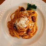 Espaguetis con tomate, chorizo y parmesano