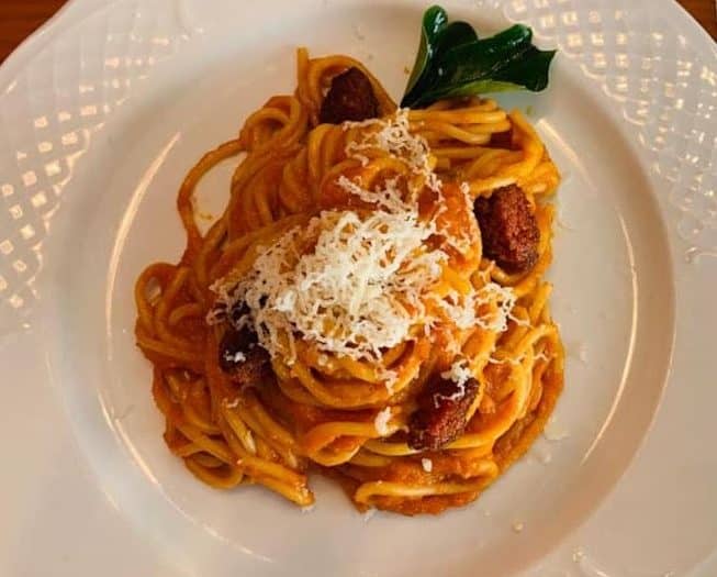 Espaguetis con tomate, chorizo y parmesano