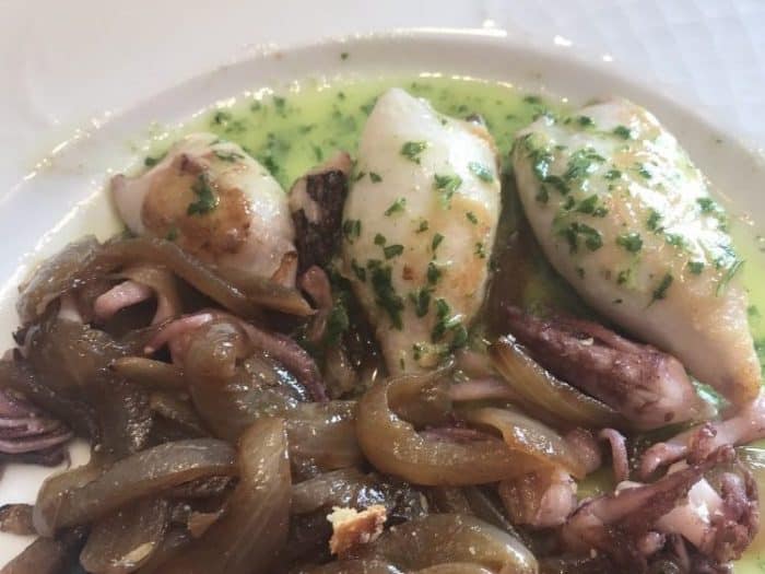 Txipirones encebollados con vinagreta de perejil
