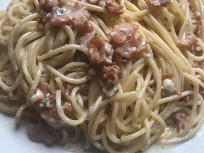 Espaguetis con bacon y salsa Roquefort