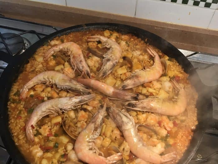 Paella de marisco con ali-oli