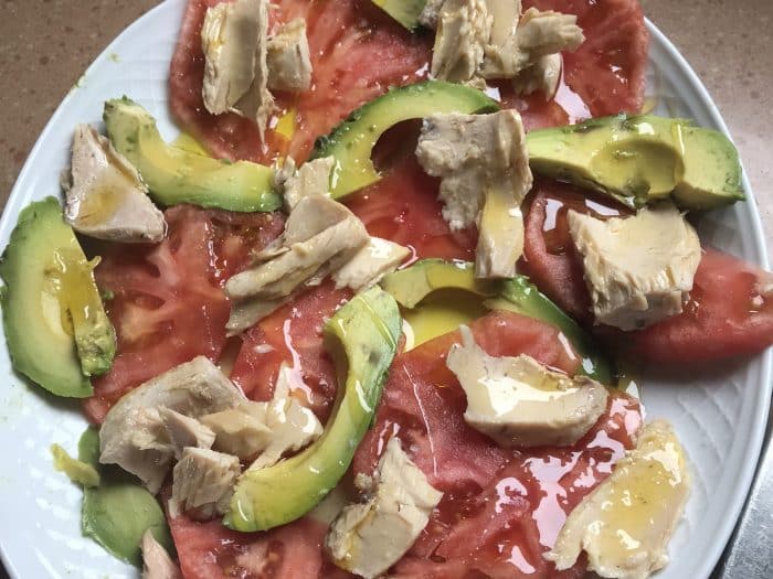 Ensalada de tomate, bonito y aguacate