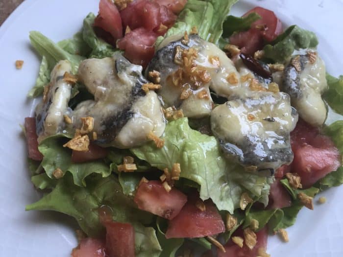 Ensalada templada de kokotxas con ligero pil pil