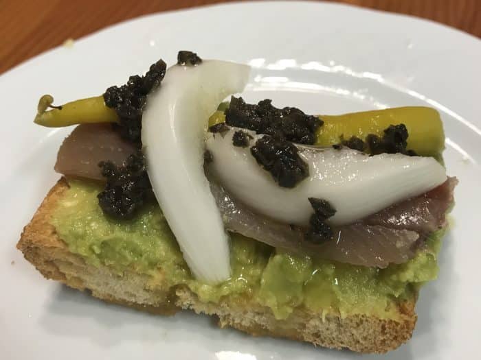 Coca de guacamole con sardina ahumada
