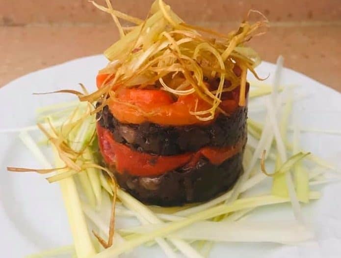 Lasaña de morcilla de verdura con pimientos y crujiente de puerro