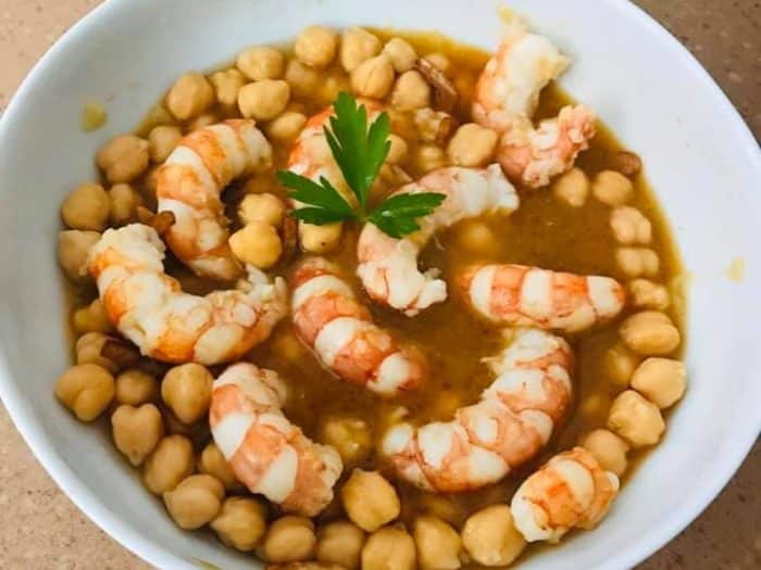 Garbanzos con gambones al ajillo