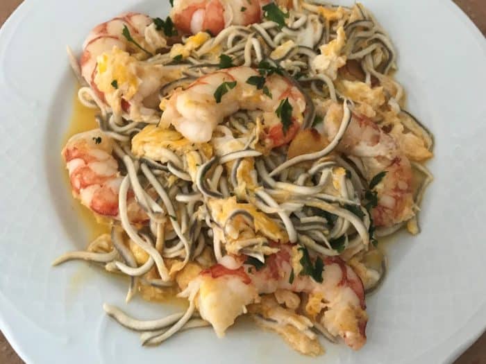Revuelto de gambones y gulas