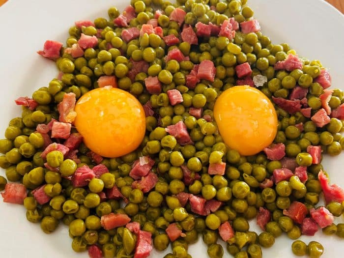 Guisantes con jamón y yema de huevo