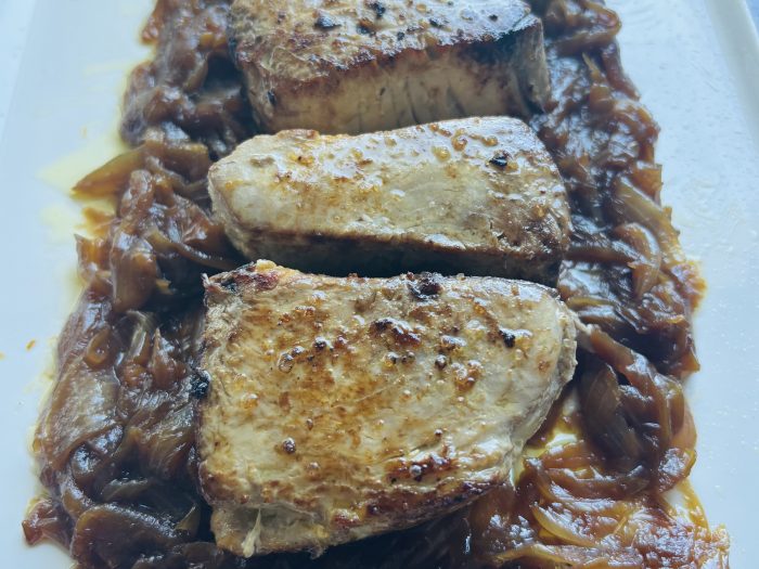 Bonito encebollado