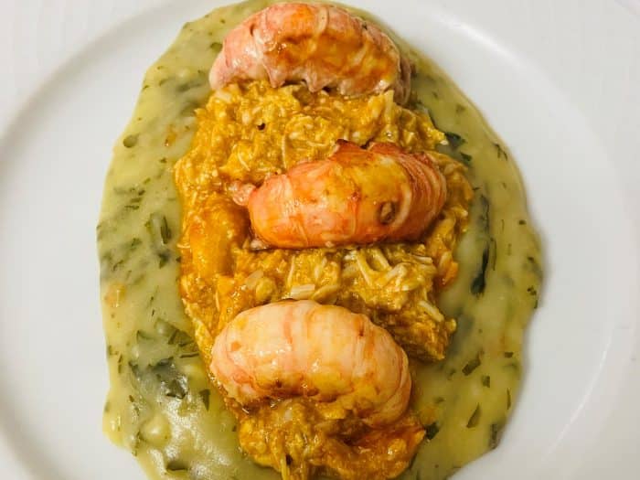 Colas de cigala a la plancha, txangurro y salsa verde al ahumado de Idiazabal