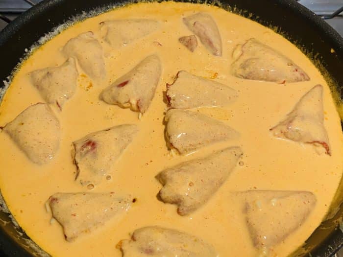 Pimientos rellenos de huevo y txaka