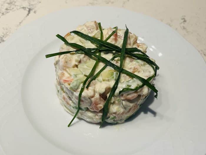 Ensaladilla de Salmón y Langostinos con salsa Tártara