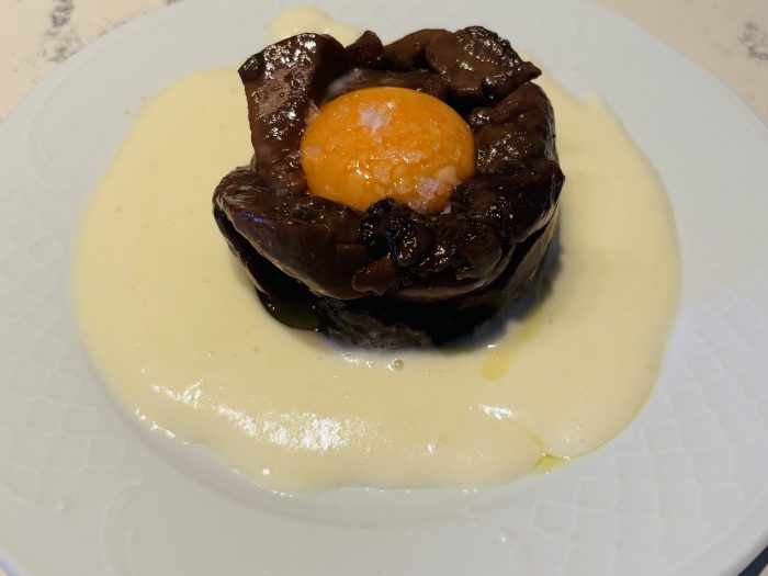 Crema de patata y ajo tostado, boletus y yema de huevo