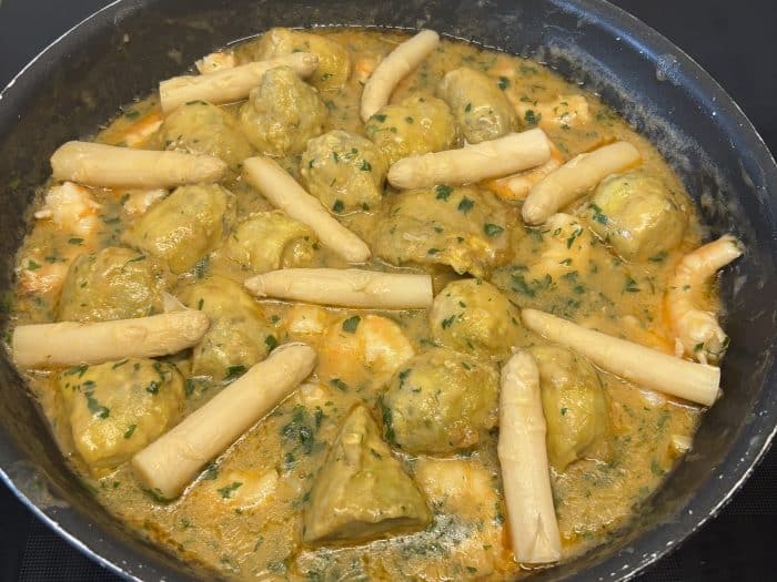Alcachofas con langostinos y yemas de espárragos